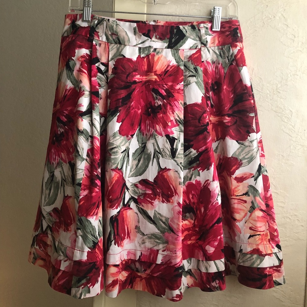 White House Black Market skirt with pockets